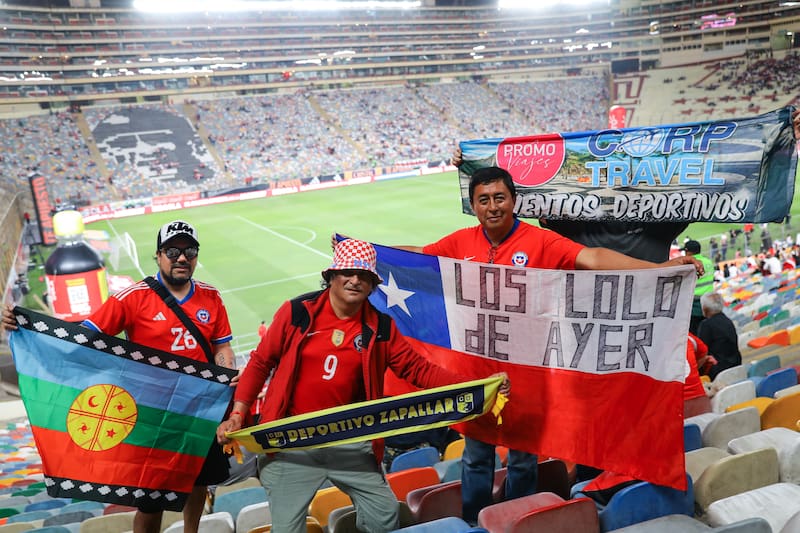 Hinchas chilenos en el Monumental de Lima. (Foto: Aton)