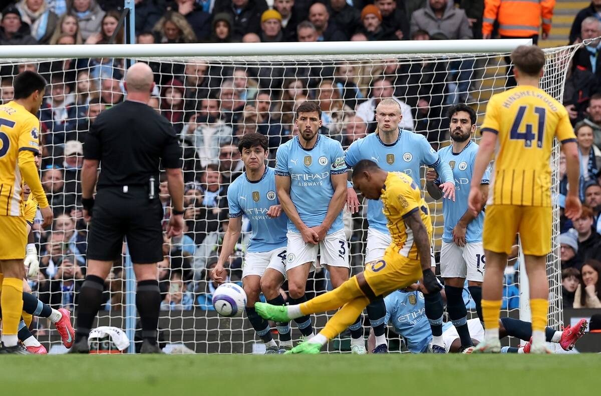 Atención La Roja: figura de Ecuador anotó este golazo de tiro libre frente a Manchester City