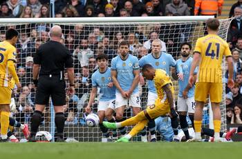 Atención La Roja: figura de Ecuador anotó este golazo de tiro libre frente a Manchester City