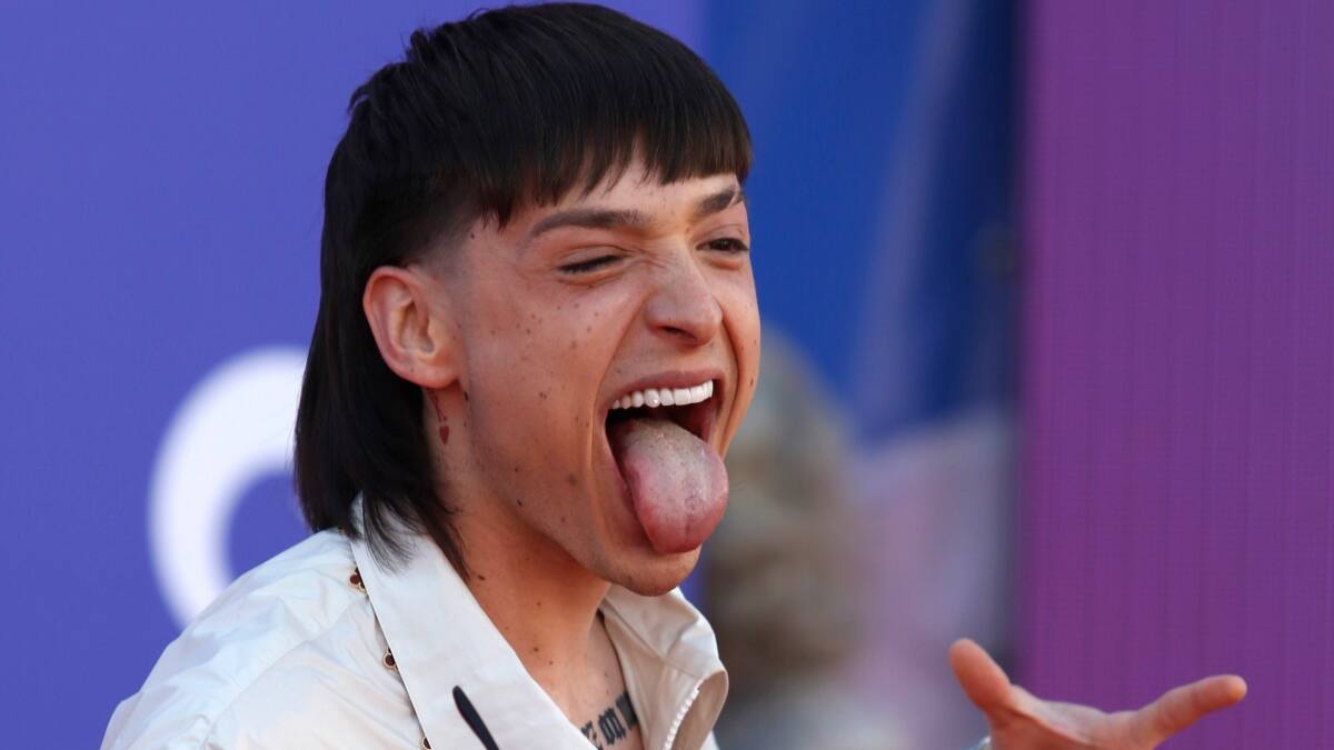 Parece un hombre distinto: Peso Pluma sorprende con su nuevo look