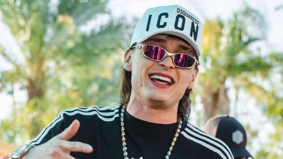 Peso Pluma causa revuelo y nuevamente hace referencia a la narcocultura