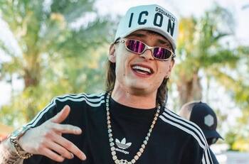 Peso Pluma causa revuelo y nuevamente hace referencia a la narcocultura