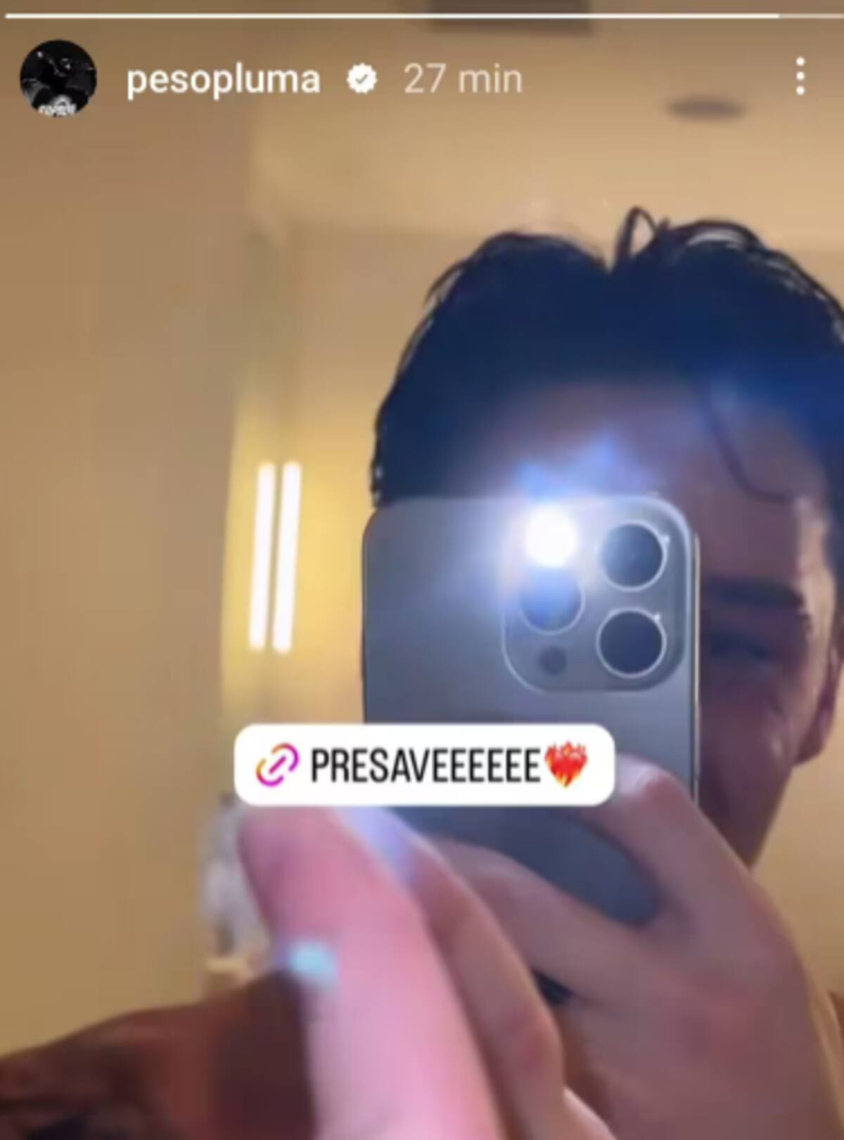 La foto de Peso Pluma en Instagram en donde podemos ver parcialmente su nuevo look