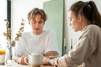 Esto significa pestañear excesivamente rápido durante una conversación, según la psicología