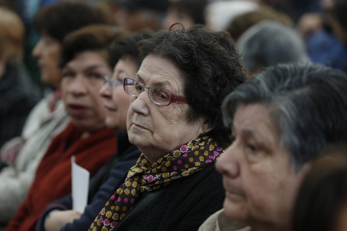 Revisa cómo puedes saber si eres beneficiario de la PGU, cómo postular a este y cuáles son los requisitos. Créditos: ATON.
