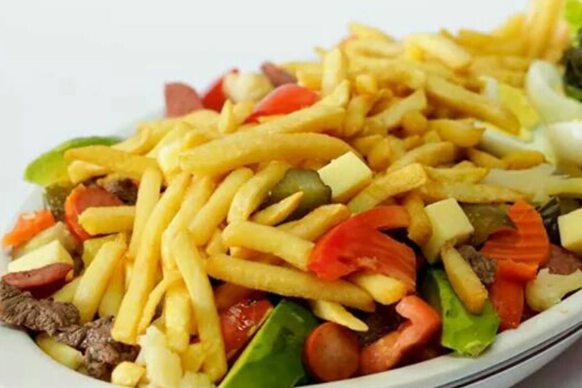 A diferencia de una chorrillana, esta lleva palta, huevo duro, zanahoria, pepinillos y más.