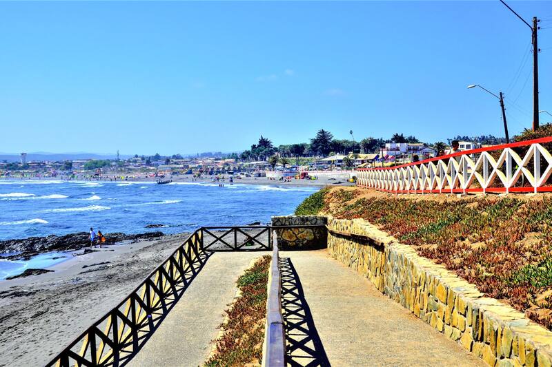 Vistas impresionantes y olas perfectas para el surf es lo que promete Pichilemu para este verano.