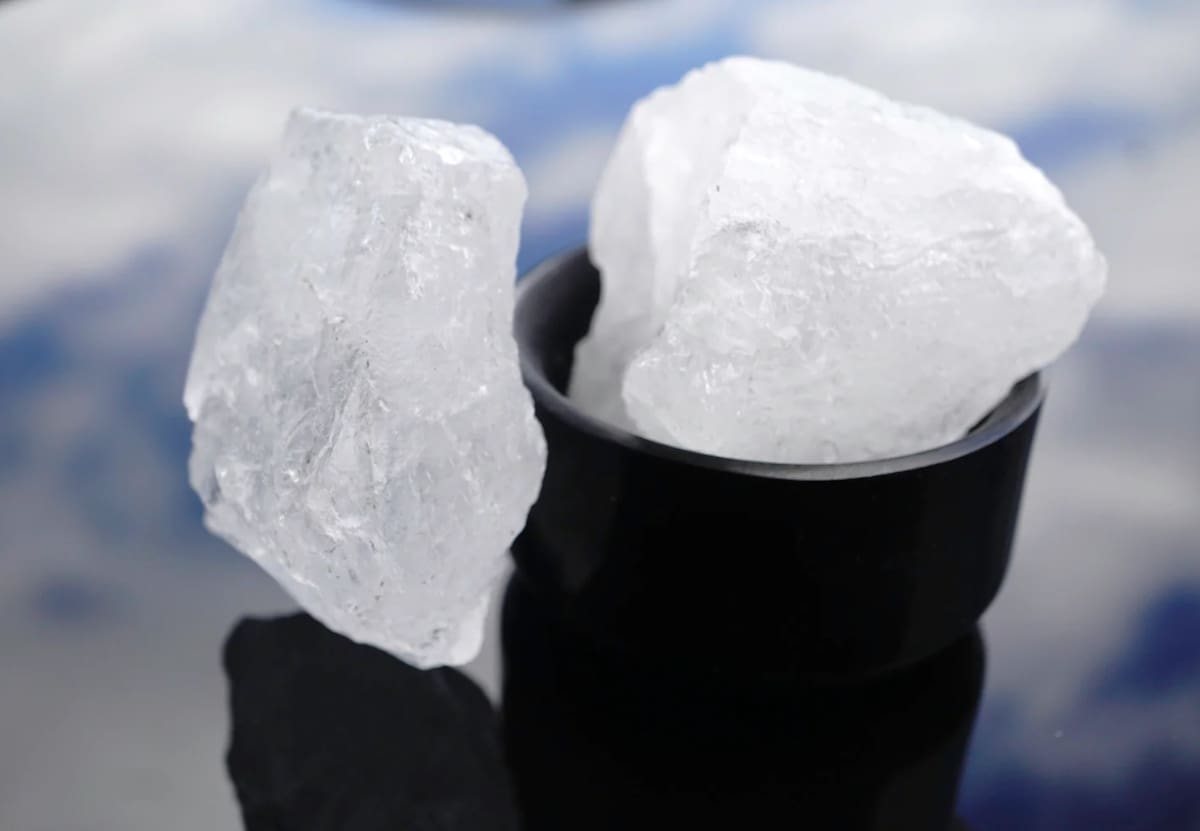 La piedra de alumbre es usada desde los tiempos del antiguo egipto, gracias a sus propiedades astringentes, aclaradoras y secantes. | Foto: Stoned Crystal