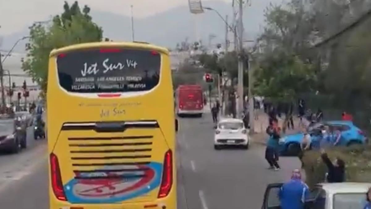 VIDEO | Captan el momento exacto en que hincha de la U apedrea el bus de Lanús
