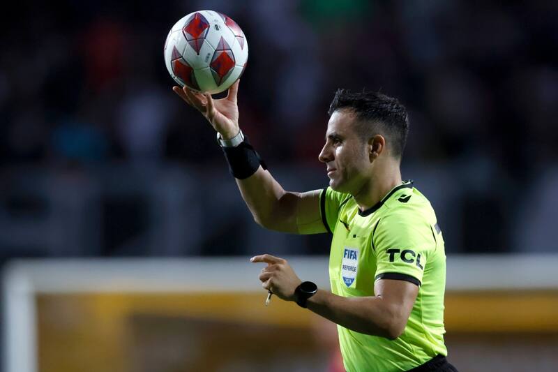 dirigiendo en el fútbol chileno.