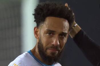 VIDEO | El desconsolado llanto del reemplazante de Alexis Sánchez en Marsella tras ser eliminado en Europa League