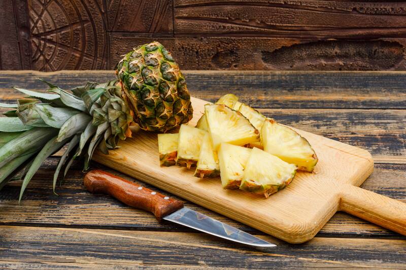 Por sus altos niveles de melatonina, incluir la piña en nuestra dieta nos ayuda a dormir mejor y superar el insomnio.