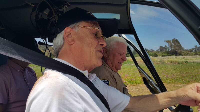 Piñera y Tucker al interior de un R-44