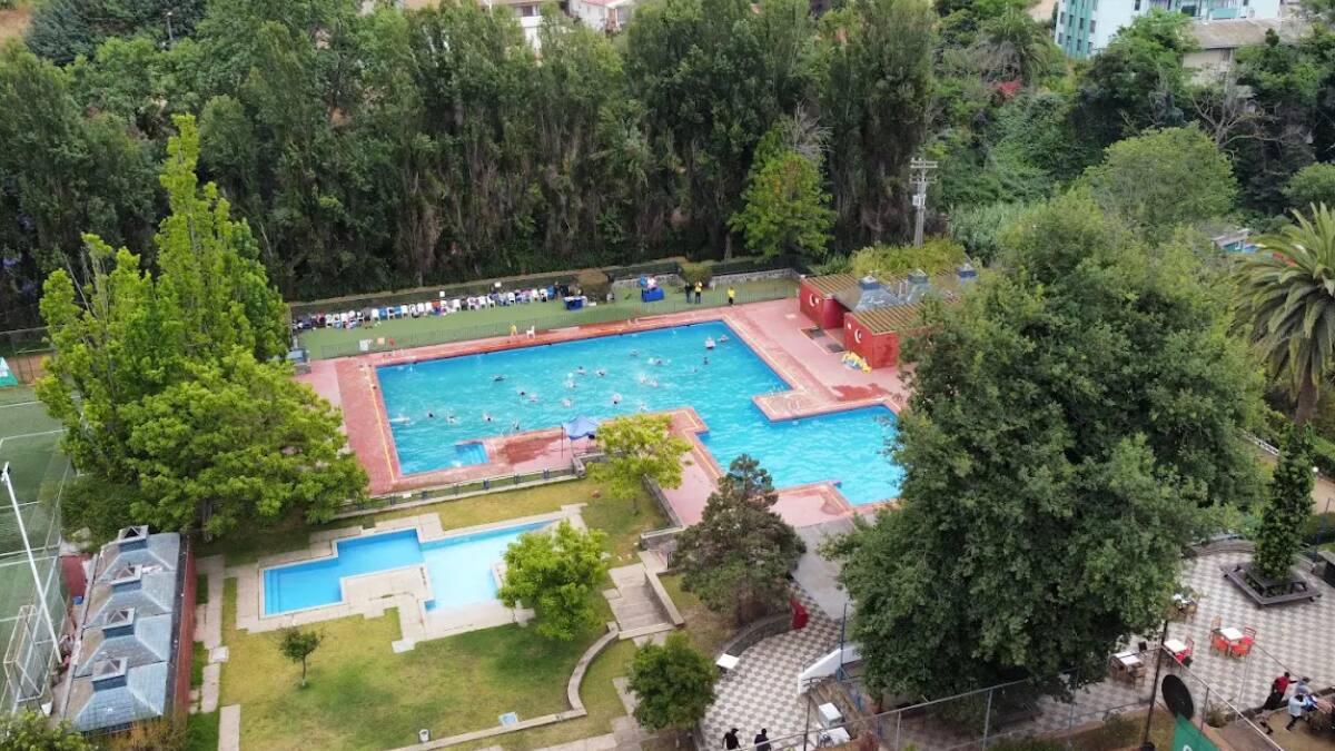 Caja de compensación ofrece días de piscina a precios rebajados para adultos mayores: Ubicación, precios y horarios