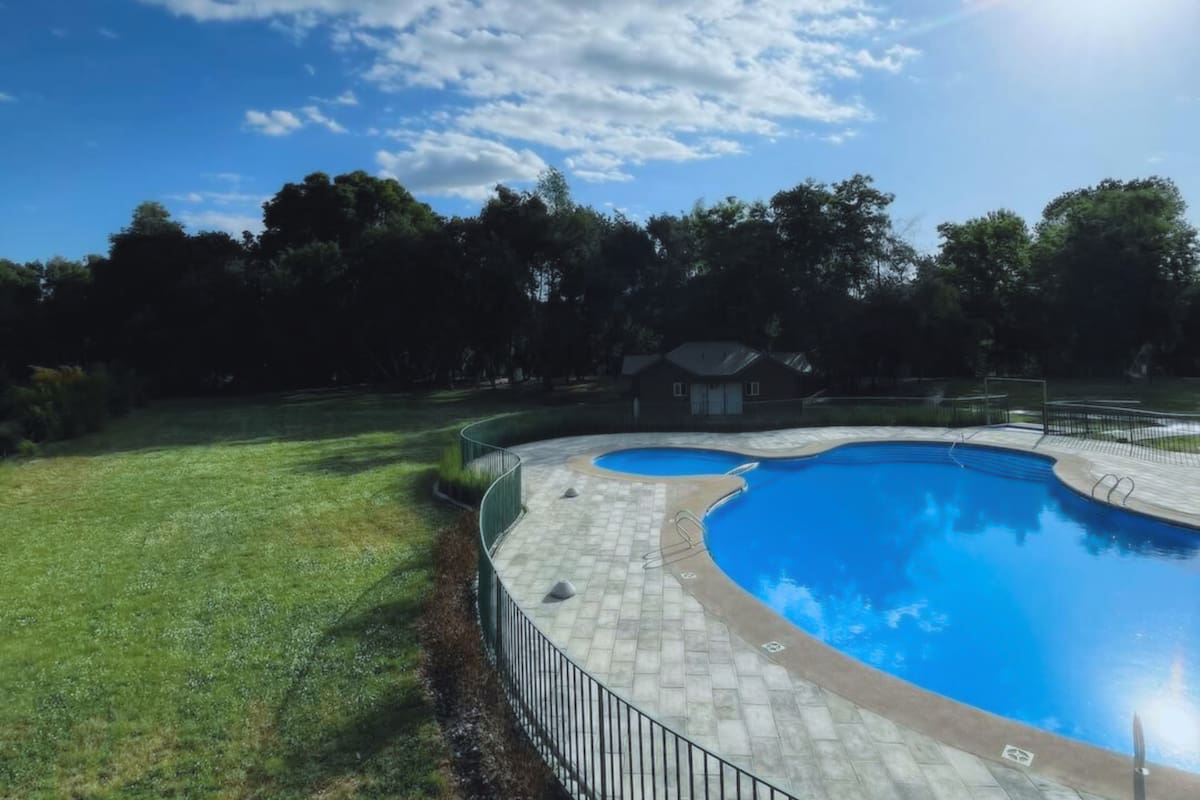 Un gran espacio perfecto para pasar el calor en verano. Créditos: @camping_los_castanos vía Instagram.