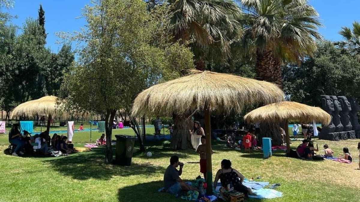 Esta piscina municipal que simula ser una playa con arena ya abrió sus puertas: Conoce el precio de las entradas y su horario