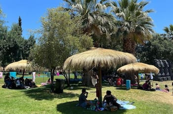 Esta piscina municipal que simula ser una playa con arena ya abrió sus puertas: Conoce el precio de las entradas y su horario