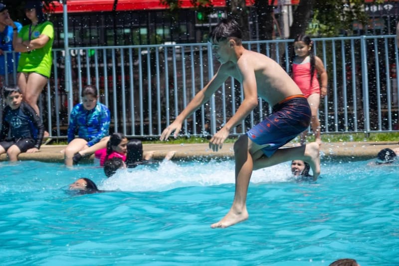 El recinto ya abrió de forma gratuita y con entretenidas actividades para capear el calor. Créditos: Municipalidad de La Pintana en Instagram.