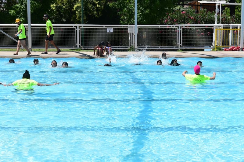 Este recinto es ideal para capear el calor de Santiago. Municipalidad de Las Condes.