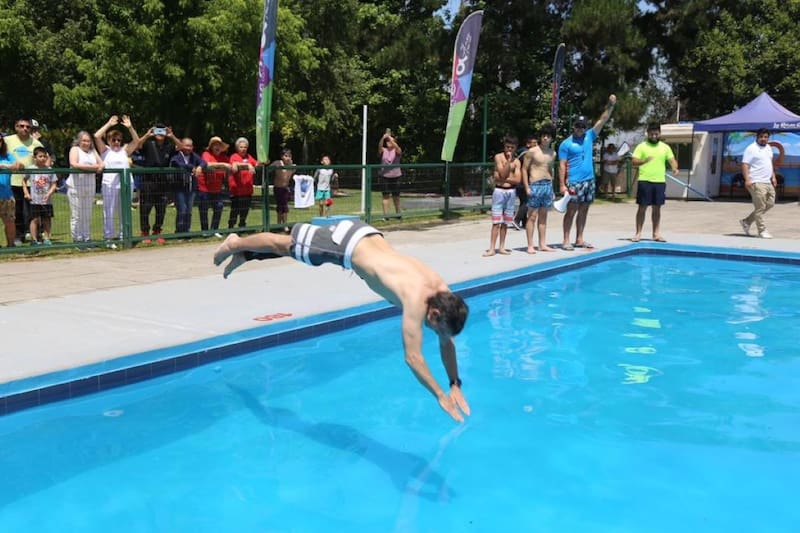 La piscina está abierta de martes a domingo.