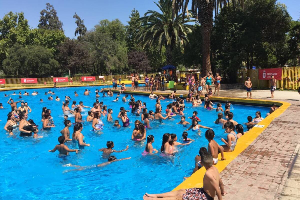 Niños y adultos pueden disfrutar de las distintas piscinas abiertas al público que hay en Santiago y sus alrededores.