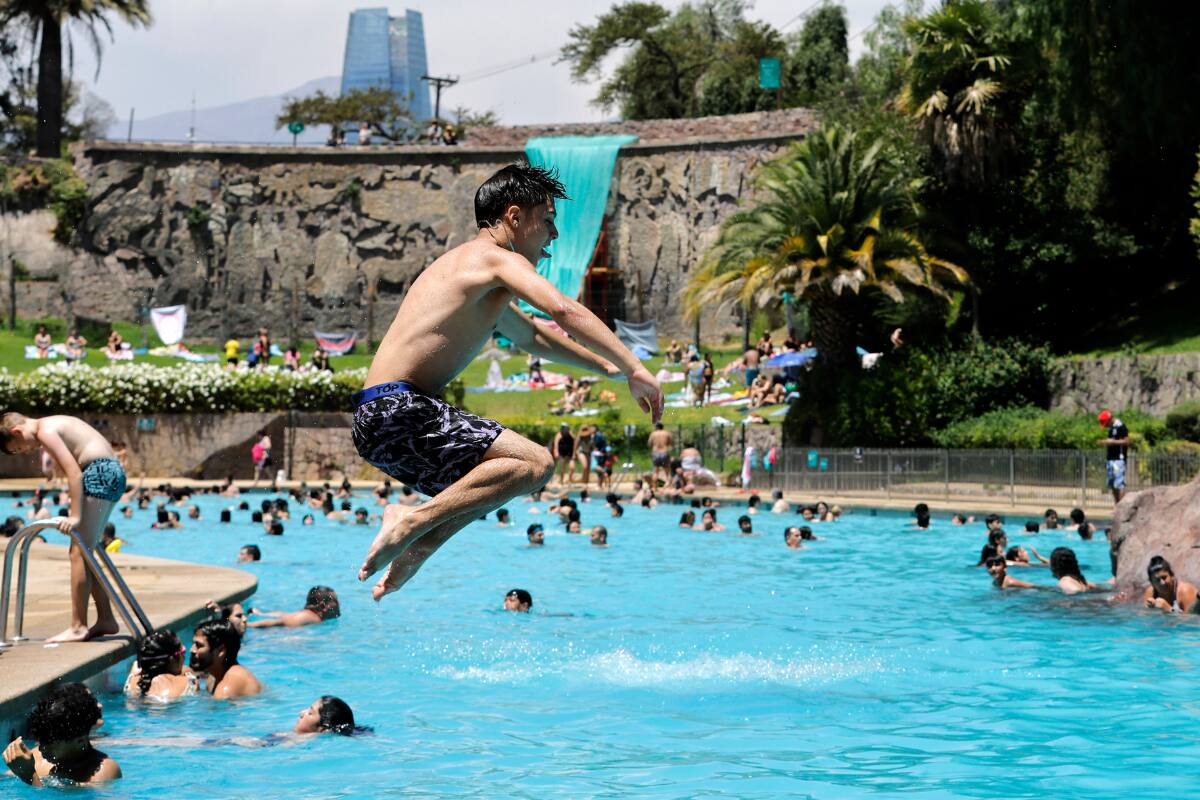 Con 82 metros de largo de agua fresca, el recinto es una parada obligatoria para pasar la ola de calor en la capital. Créditos: Javier Torres/Aton Chile.