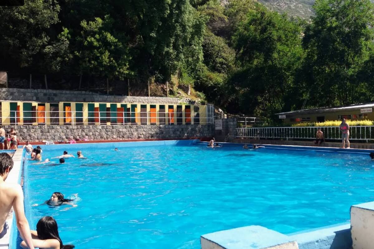 El recinto permite refrescarse en un entorno rodeado de la naturaleza, perfecto para relajarse durante la época estival. Créditos: Google Maps.