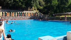 Esta piscina en medio de la naturaleza a 45 minutos de Santiago es ideal para escapar del calor este verano
