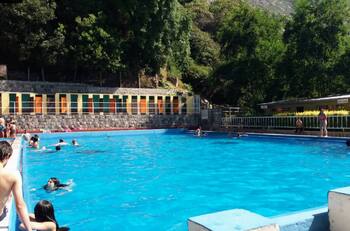 Esta piscina en medio de la naturaleza a 45 minutos de Santiago es ideal para escapar del calor este verano