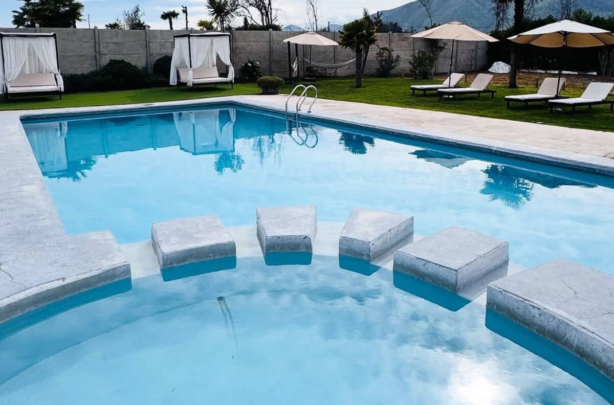 Este recinto con áreas verdes, jacuzzi y piscina es ideal para ir con amigos en verano