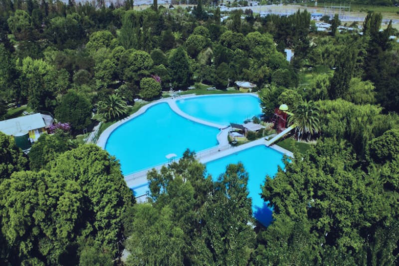 Complejo rodeado de pura naturaleza con bosques y hasta una laguna perfecta para temporada estival. Créditos: parqueeden.cl