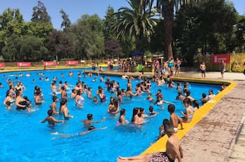 Conoce estas 5 piscinas municipales gratuitas en Santiago