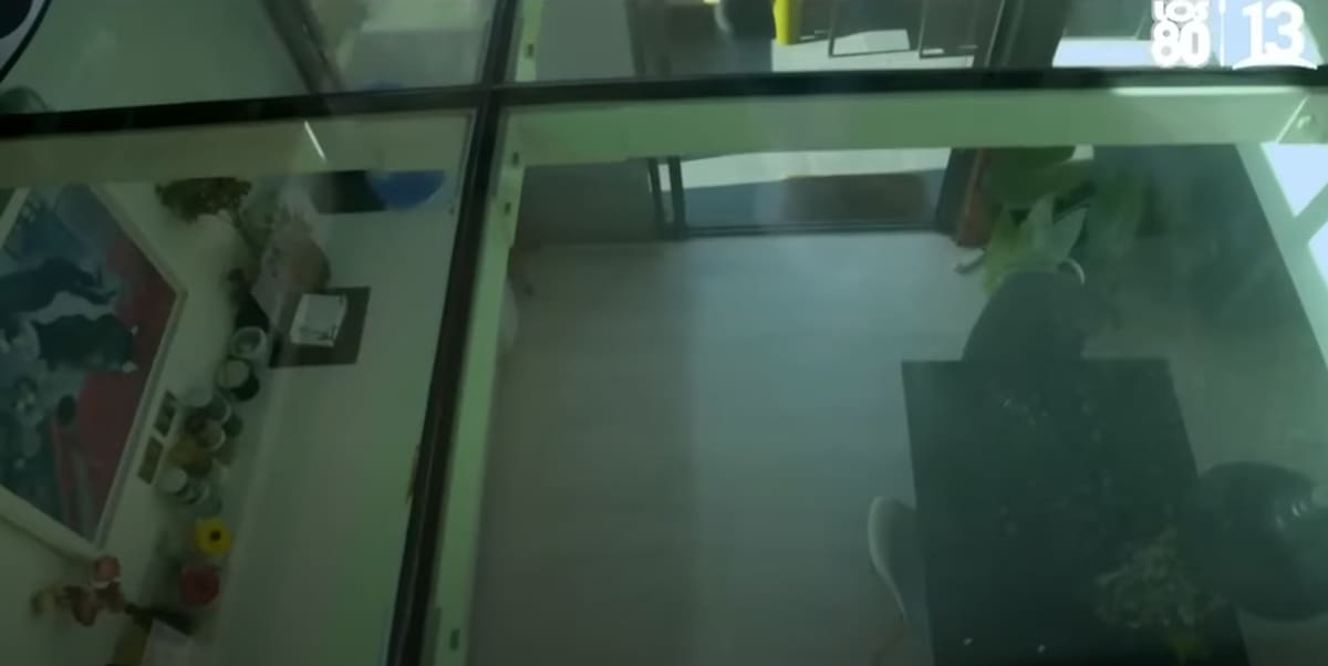 Así se ve el piso de vidrio desde el segundo piso de Tomás González.