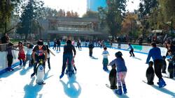 Olvídate del estrés en esta pista de hielo en Santiago: perfecta para disfrutar en familia