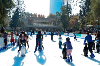 Olvídate del estrés en esta pista de hielo en Santiago: perfecta para disfrutar en familia
