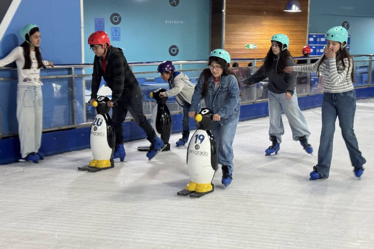 La actividad es una alternativa perfecta para escapar del calor sin salir de Santiago, ideal para quienes extrañan el invierno. Créditos: Cerogrado.