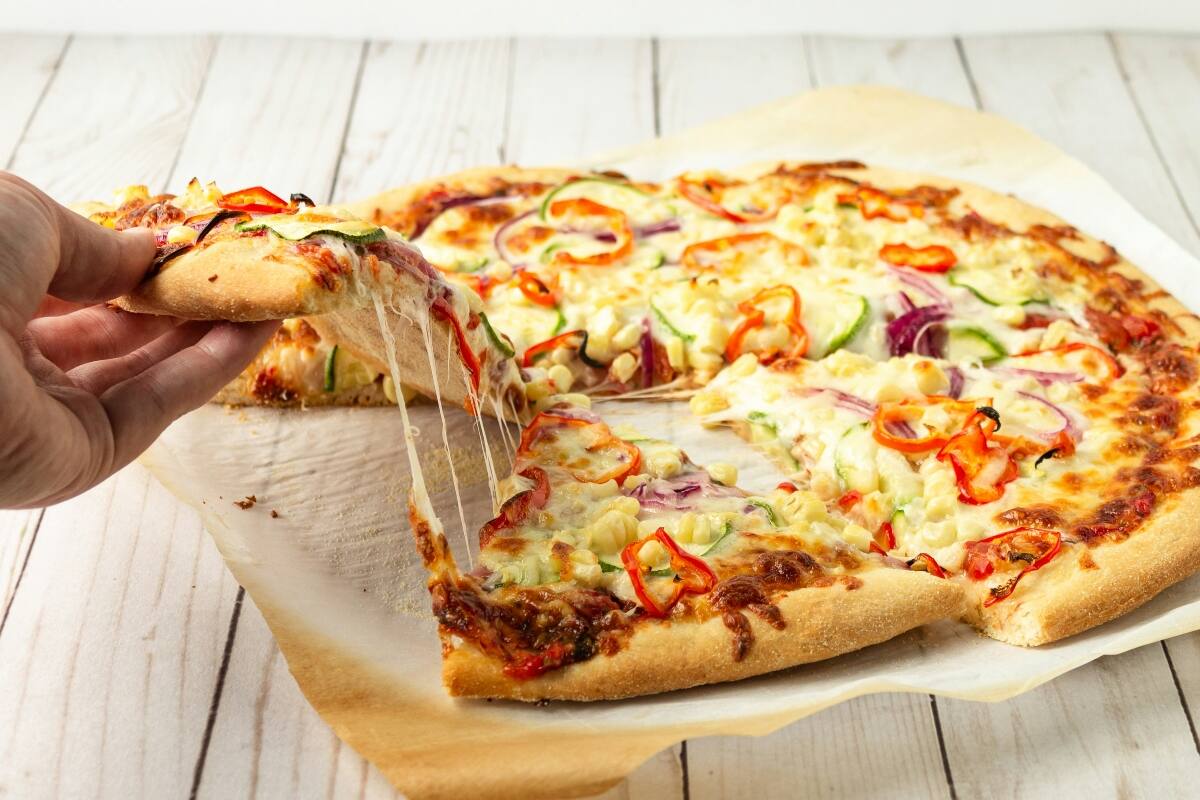Descuentos en pizzas para clientes del banco.