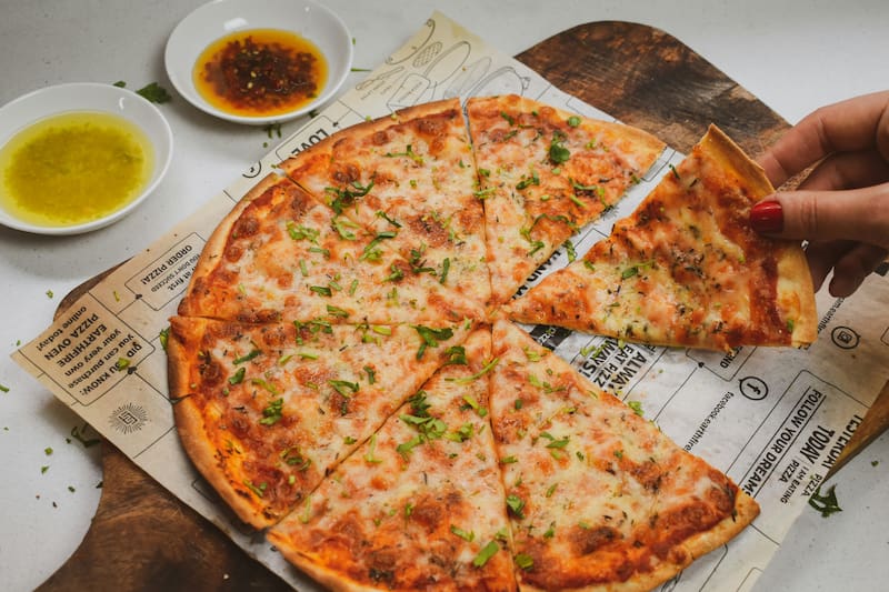 Con pocos ingredientes y sin usar el horno convencional, puedes preparar este plato clásico, que es el favorito de muchos. Créditos: Unsplash.