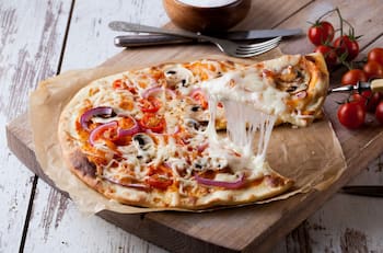 Receta de pizza en microondas fácil y rica en menos de 10 minutos