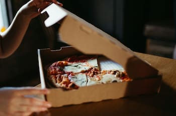 Tras pérdidas de $79 mil millones en Chile: Famosa cadena de pizzas llega a otro país de América Latina