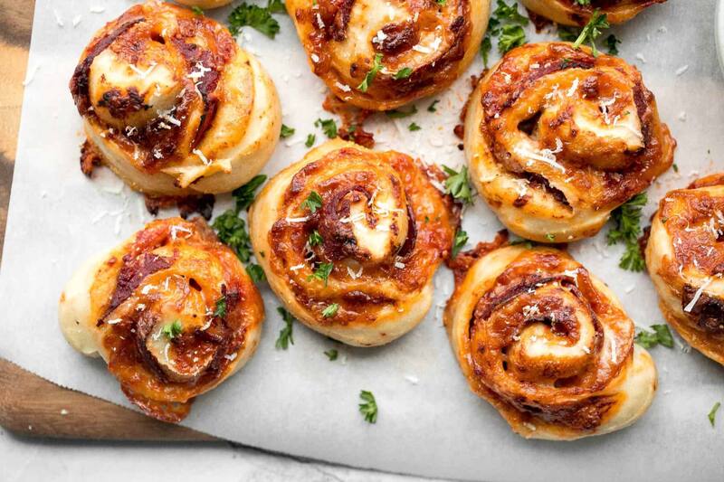 Aprende a preparar estos exquisitos rollos de pizza.