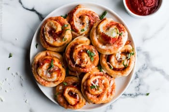 Prueba esta deliciosa receta de pizza rolls que te demorarás solo 10 minutos en preparar