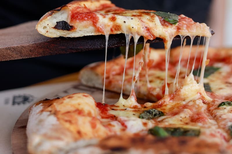 La cadena argentina incluye pizzas grandes, personales y otros platos.
Foto: @Facebook Pizzería Popular Chile.