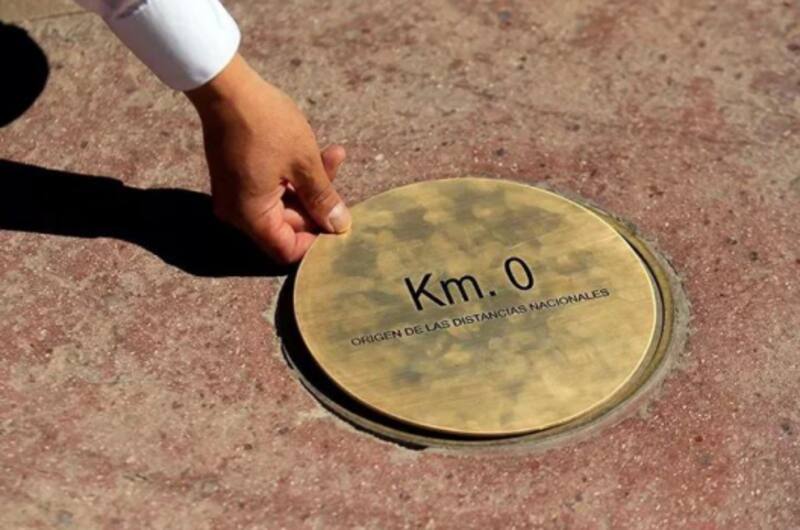 La placa del Kilómetro Cero estaba instalda en Plaza de Armas.