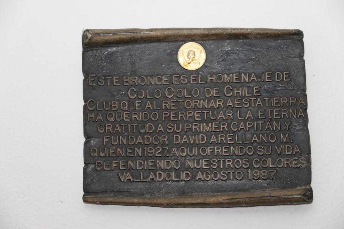 La placa que le dedicaron a David Arellano en Valladolid en 1987.