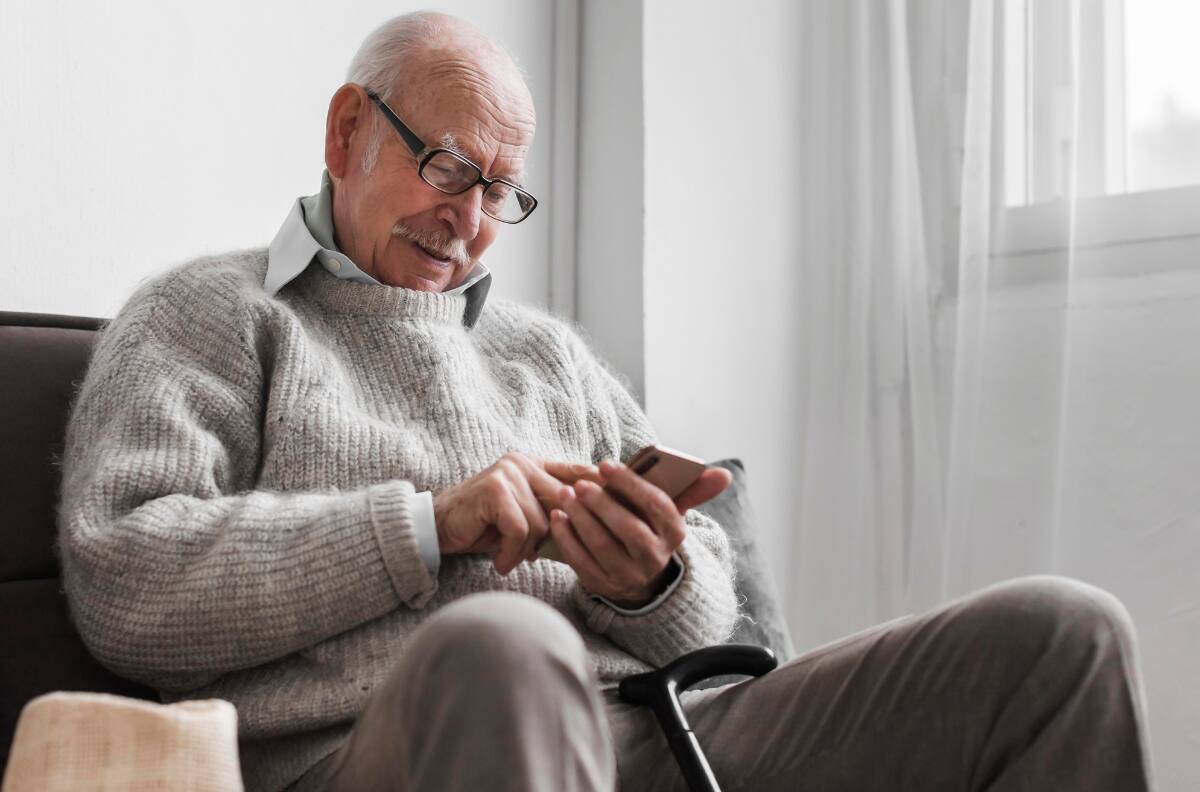 Adultos mayores pueden optar a planes para celulares con un descuento especial a solo $3.990 mensuales: Conoce el único requisito