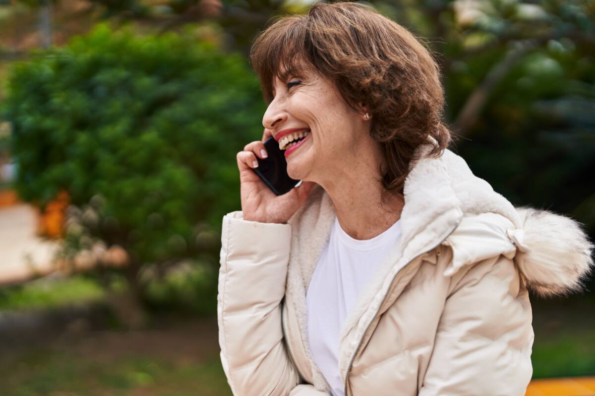 Una compañía telefónica ofrece precios rebajados para personas de la tercera edad.