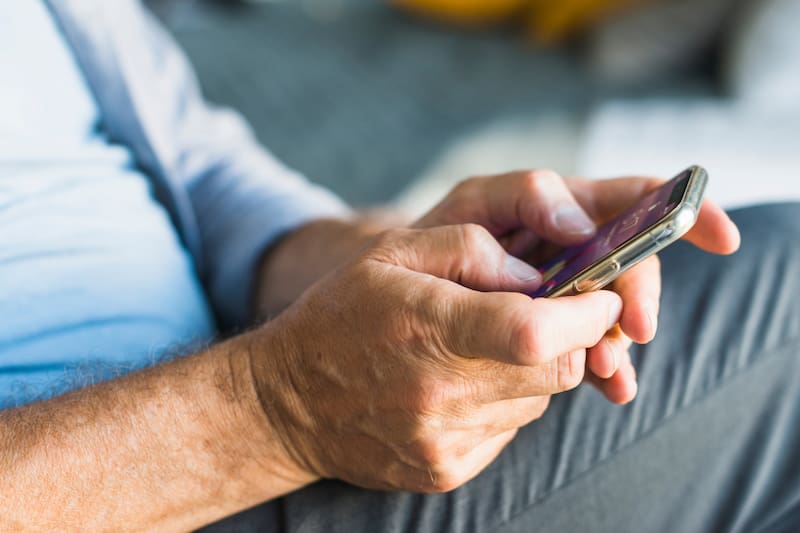 El plan de Entel busca ayudar a la tercera edad a mantenerse conectada con sus seres queridos.