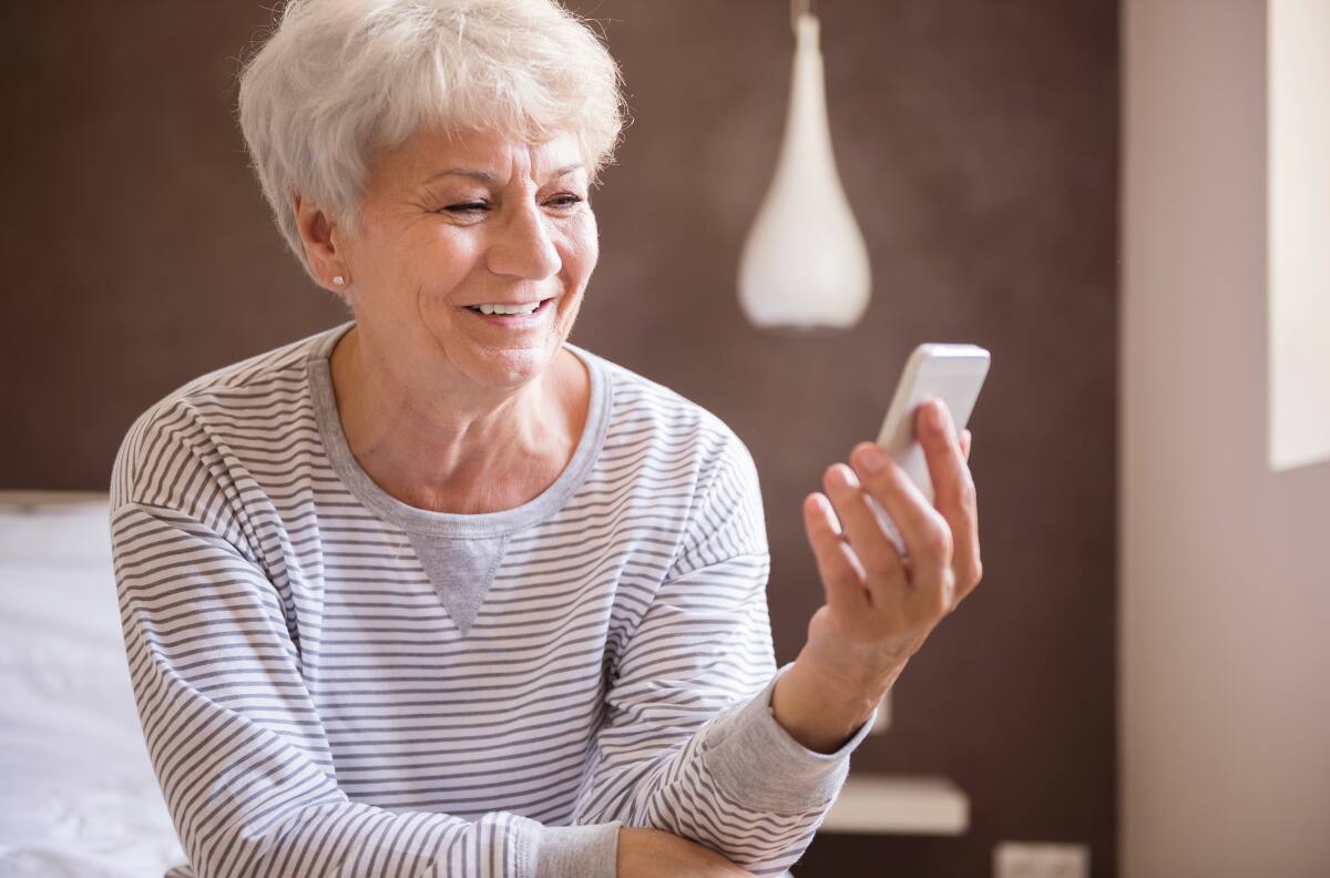 Entel ofrece plan de telefonía móvil exclusivo para adultos mayores por solo $3.990: así se puede contratar