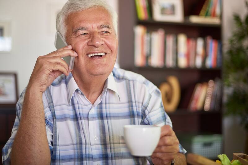 El beneficio está pensado para que los adultos mayores puedan mantenerse conectados con sus seres queridos sin incurrir en un gasto significativo que haga mella en su economía.
